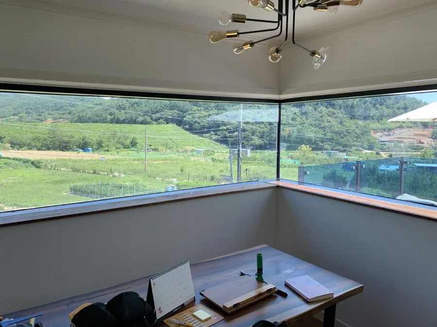 의정부 전원주택 코너 통유리 창가 책상 공간